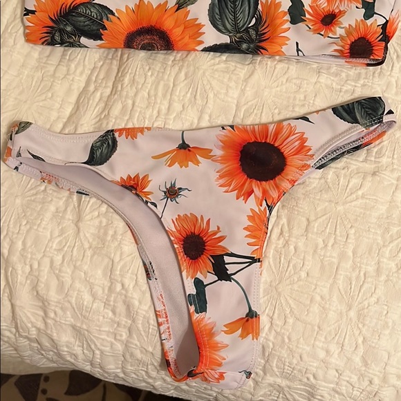 Bikini - Picture 2 of 3